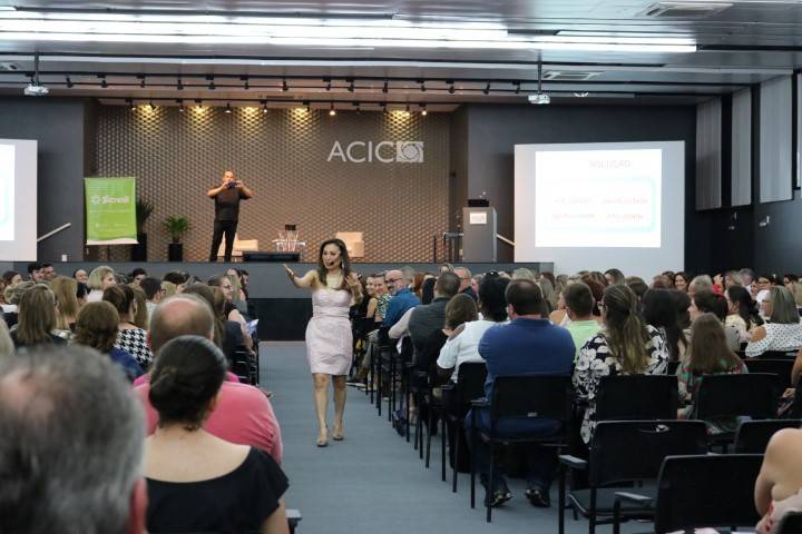 Com técnicas de ilusionismo, Meiry Kamia dá dicas de sucesso e felicidade — foto 2