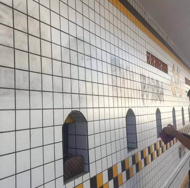 'Morte ao Dal Farra', frase é pichada na entrada do Estádio Heriberto Hülse — foto 1