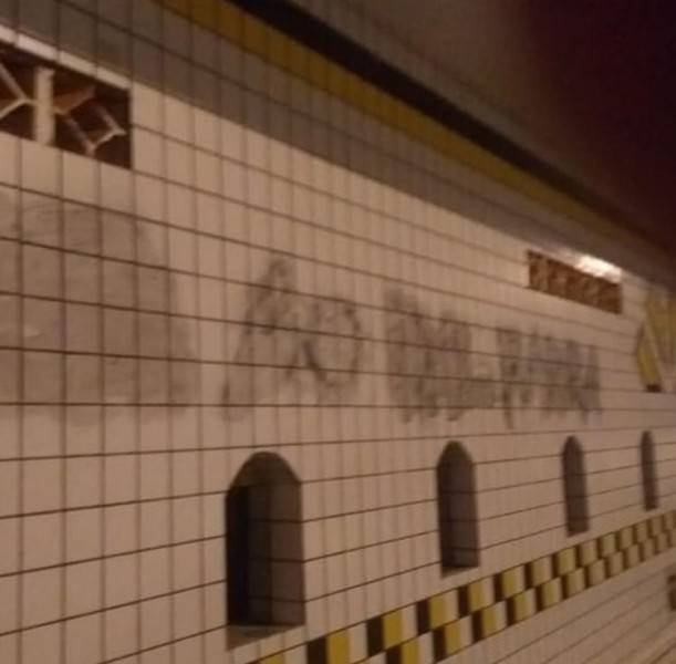 'Morte ao Dal Farra', frase é pichada na entrada do Estádio Heriberto Hülse — foto 4