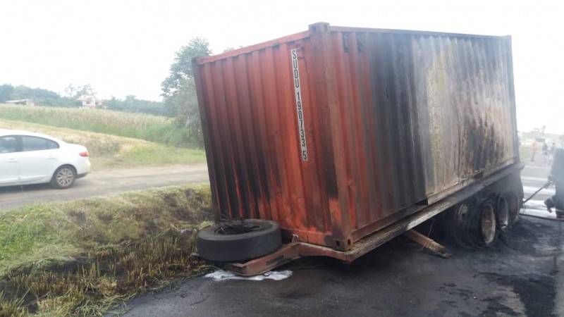 Semi-reboque é atingido por incêndio na BR-101, em Araranguá — foto 1