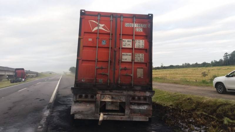 Semi-reboque é atingido por incêndio na BR-101, em Araranguá — foto 3
