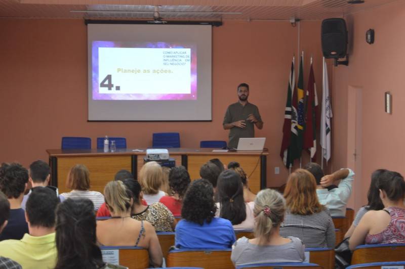 Conversa com Especialista, da CDL de Criciúma, dá dicas sobre influenciadores digitais — foto 3
