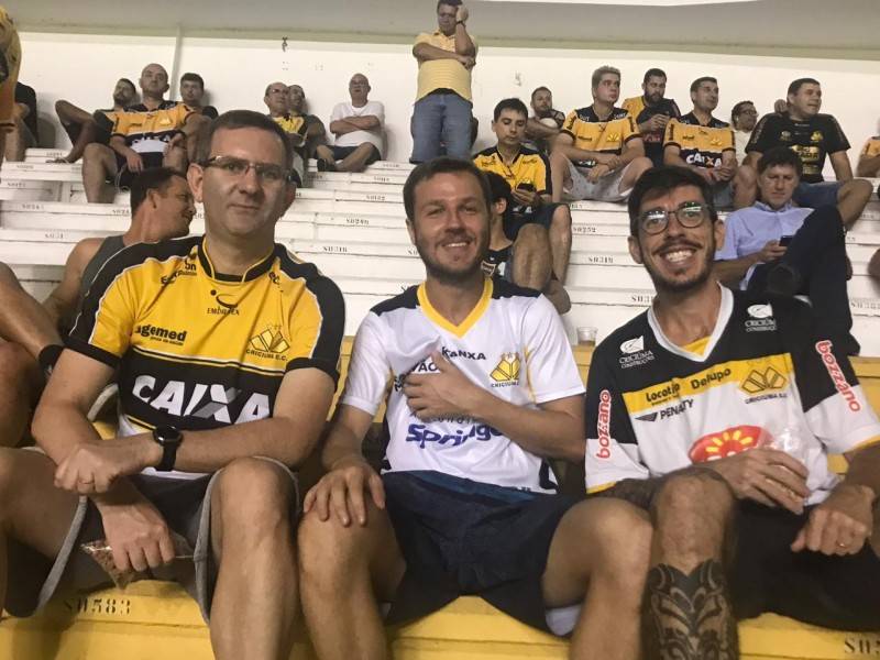 Torcida comemora vitória no final da partida diante do JEC — foto 1