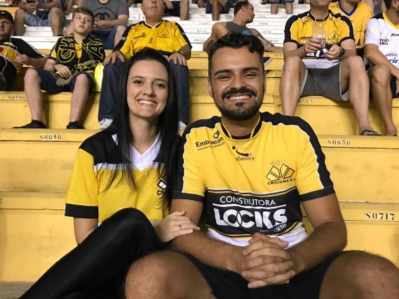 Torcida comemora vitória no final da partida diante do JEC — foto 2