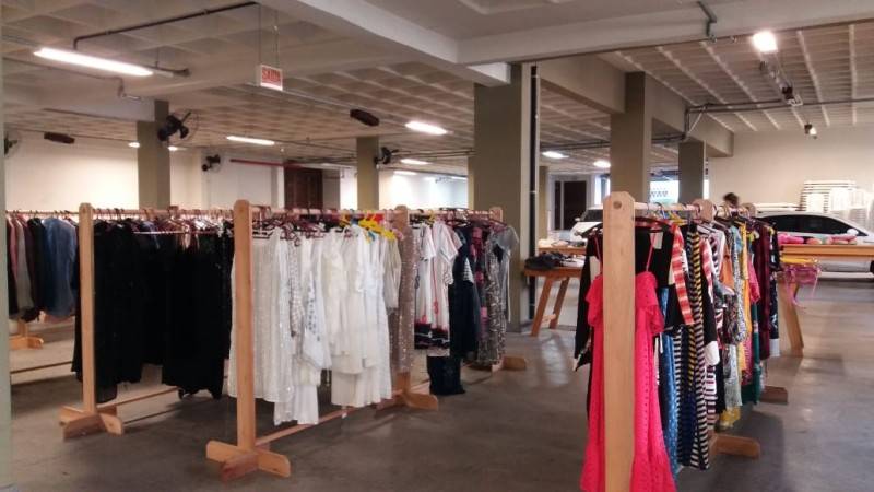 Roupas de R$ 1 até R$ 40 no Bazar Solidário da Cáritas — foto 1