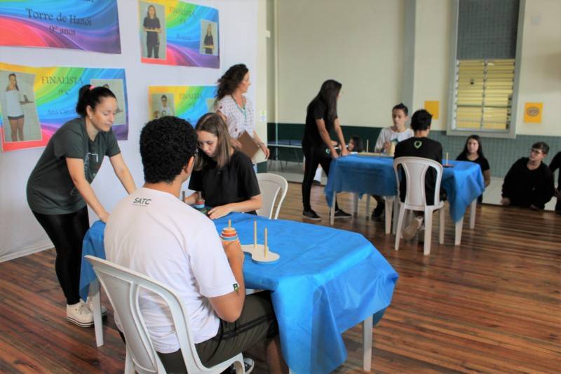 Competição com Torre de Hanói movimenta alunos do 9º ano da Satc — foto 4