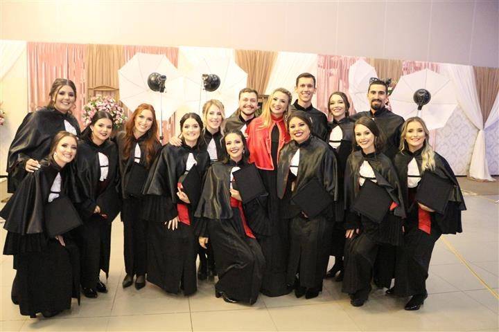 Emoção e carinho marcam noite dos formados na Faculdade Satc — foto 1