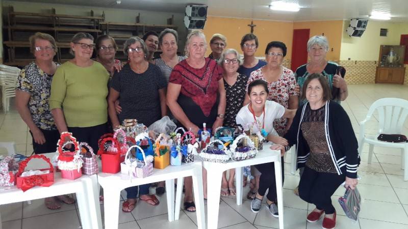 Grupo de Idosos da Vila Macarini confecciona cestas para crianças da APAE de Criciúma — foto 1