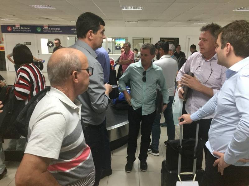 Avião da Latam que vinha para Jaguaruna desce em Florianópolis com prefeitos e deputados — foto 1