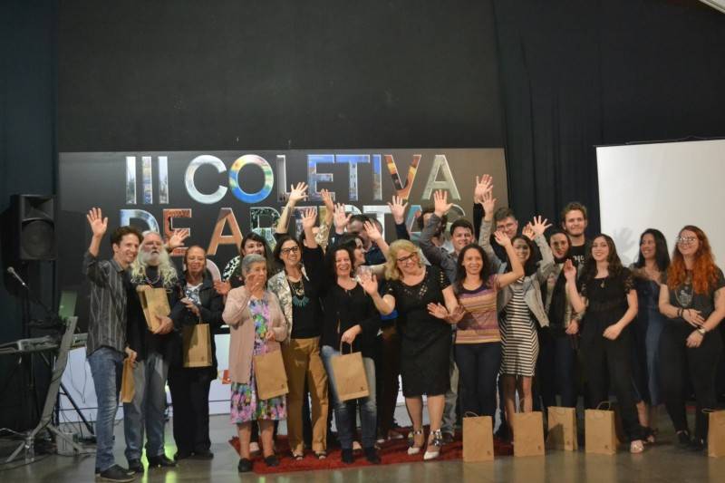 Noite de diálogos e autógrafos no lançamento do catálogo da 3ª Coletiva de Artistas do Sul — foto 1