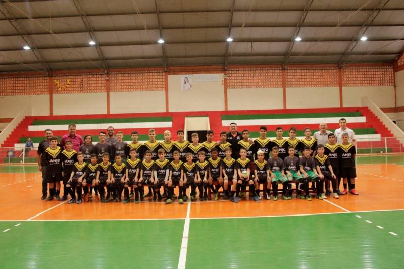 Atletas mirins recebem novos uniformes em Forquilhinha — foto 1