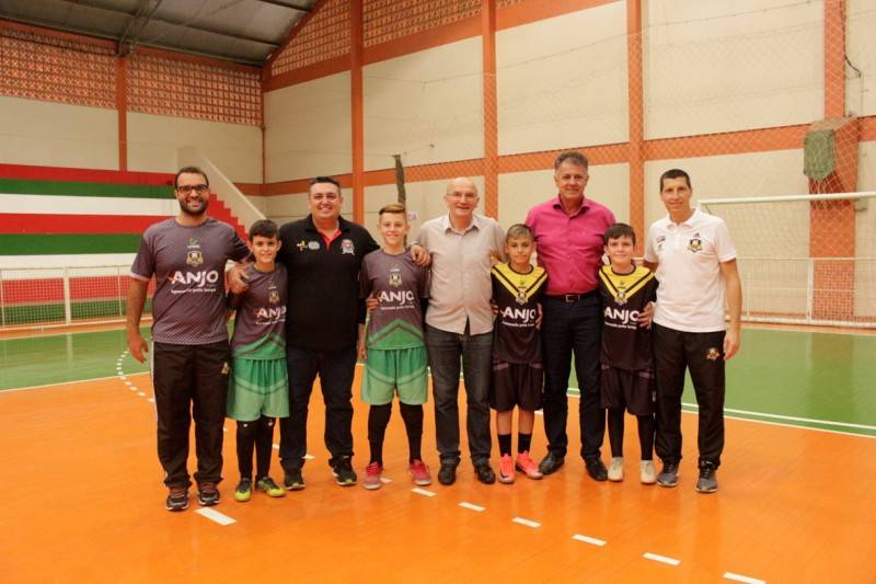 Atletas mirins recebem novos uniformes em Forquilhinha — foto 2
