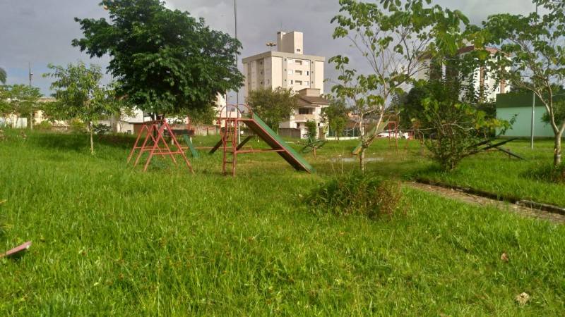 Mais uma praça sem manutenção. Desta vez o caso é no Pinheirinho — foto 1