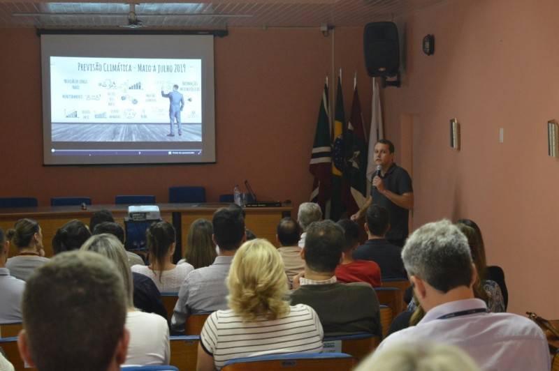 Leandro Puchalski apresenta tendências do clima para o outono/inverno na CDL de Criciúma — foto 1