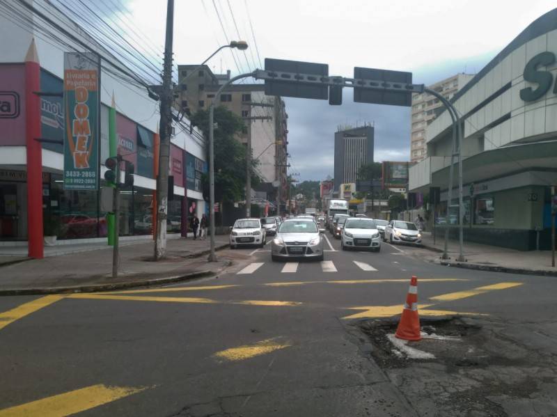 Um cone e o transtorno no cruzamento da Marechal Deodoro com a Rui Barbosa — foto 1