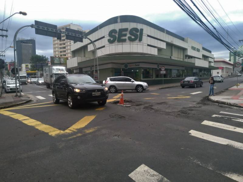 Um cone e o transtorno no cruzamento da Marechal Deodoro com a Rui Barbosa — foto 2