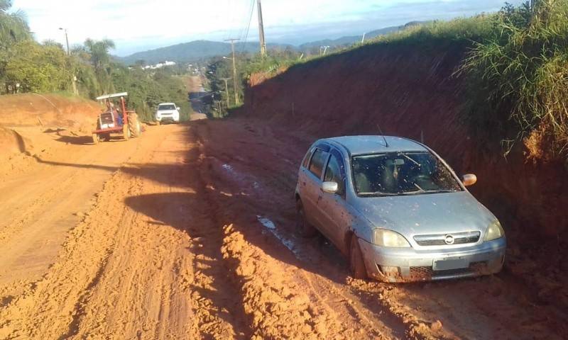 Buracos e lama são desafios diários dos moradores do bairro Linha Batista — foto 1