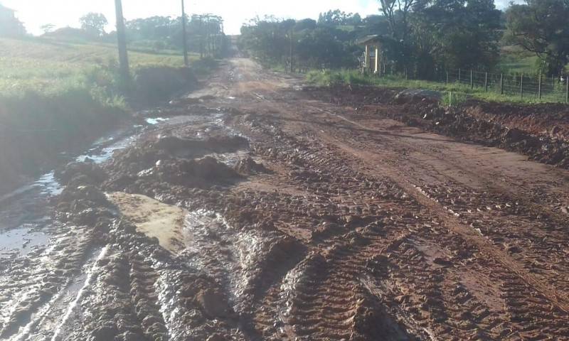 Buracos e lama são desafios diários dos moradores do bairro Linha Batista — foto 2