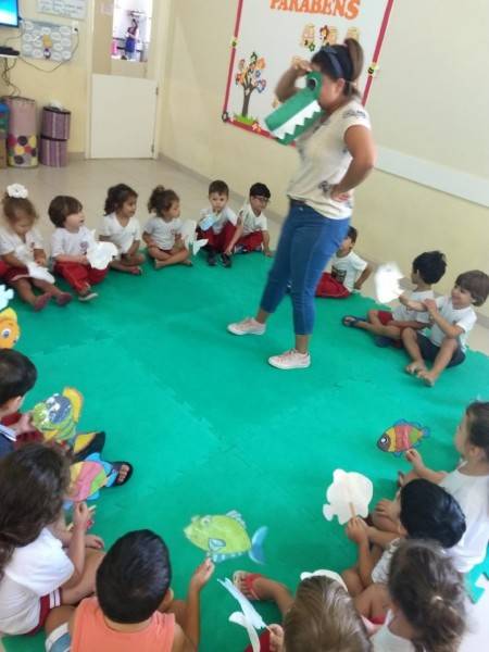 Crianças se encantado com os diversos personagens que chegam aos CEI’s — foto 1