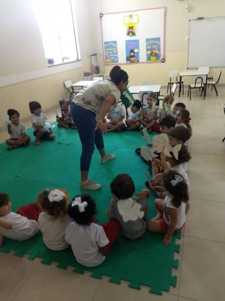 Crianças se encantado com os diversos personagens que chegam aos CEI’s — foto 2