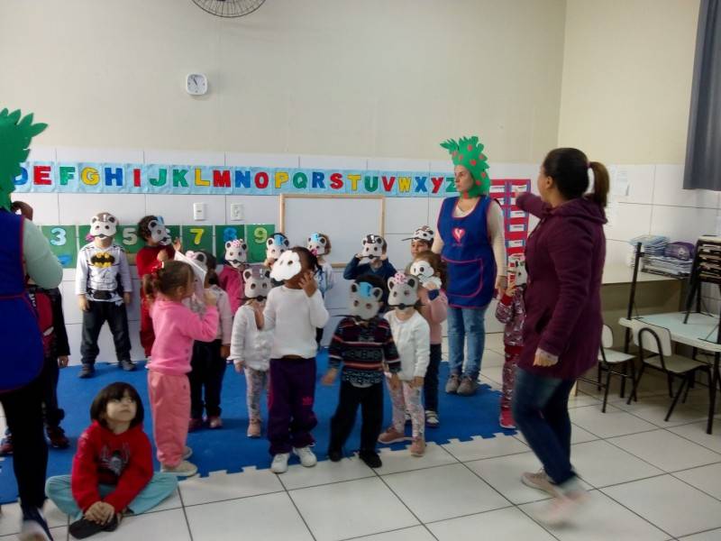 Crianças se encantado com os diversos personagens que chegam aos CEI’s — foto 7