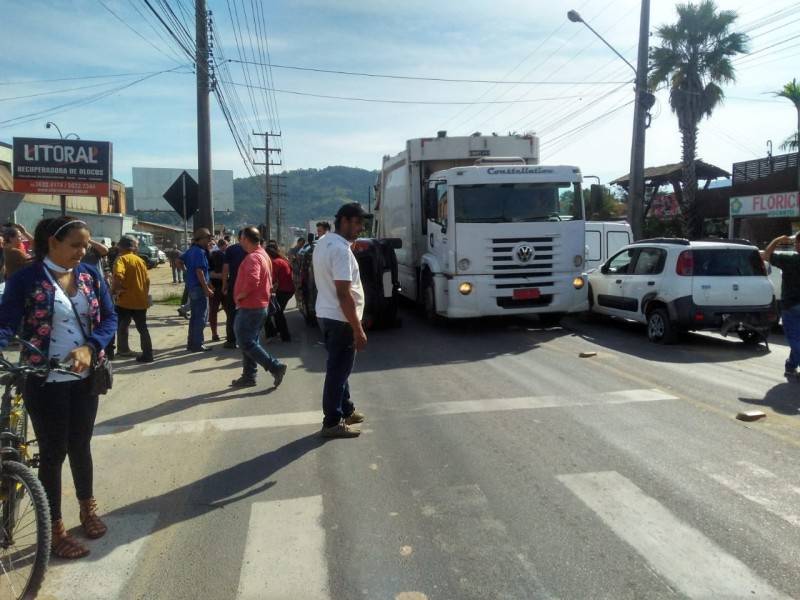 Três veículos se envolvem em acidente em Tubarão — foto 1