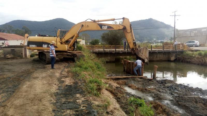 Prefeitura inicia aterramento das cabeceiras da ponte provisória na rua Sílvio Búrigo — foto 2