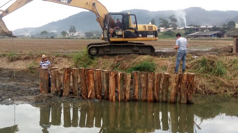 Prefeitura inicia aterramento das cabeceiras da ponte provisória na rua Sílvio Búrigo — foto 5