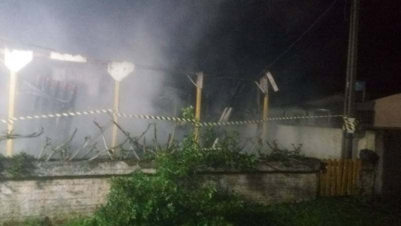 Residência é atingida por incêndio — foto 1
