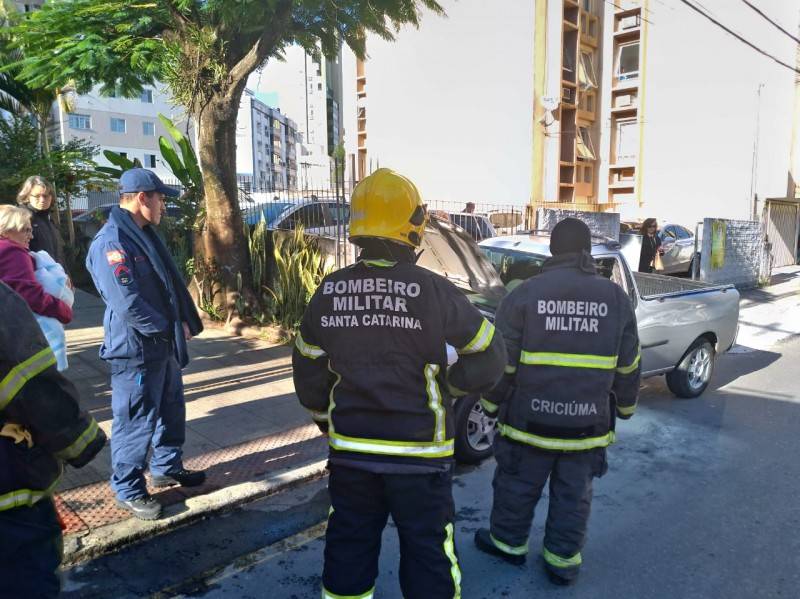 Veículo pega fogo ao sair de estacionamento em Criciúma — foto 1