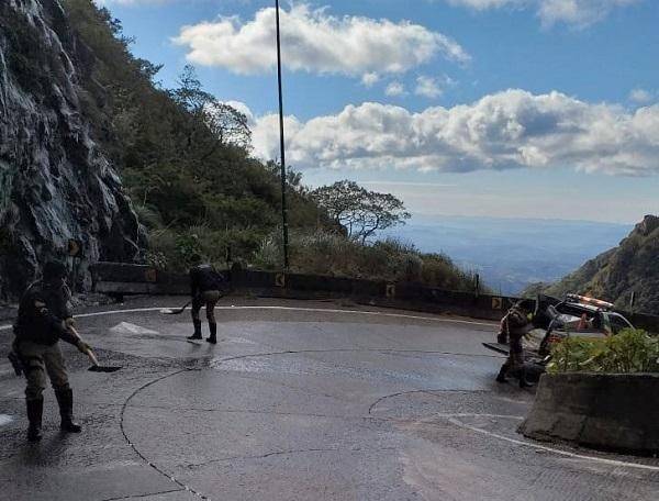 Serra: PMRv joga sal na pista para evitar formação de gelo — foto 1