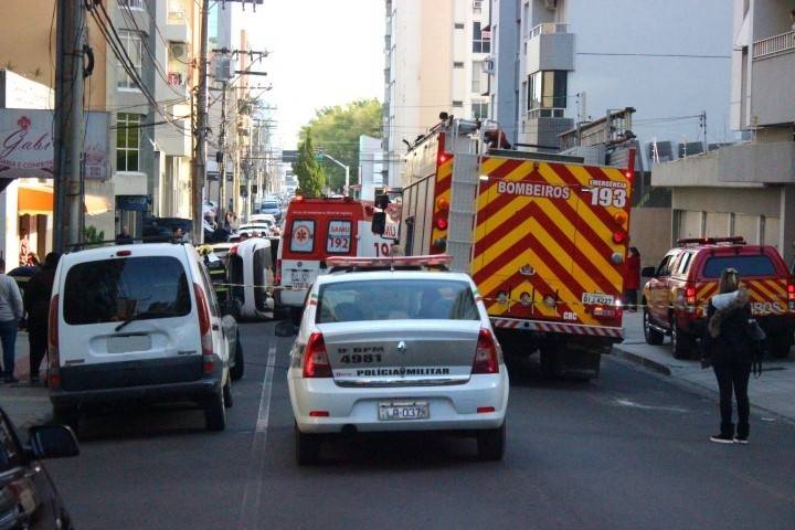 Motorista perde controle de veículo, bate em carros estacionados e tomba — foto 1