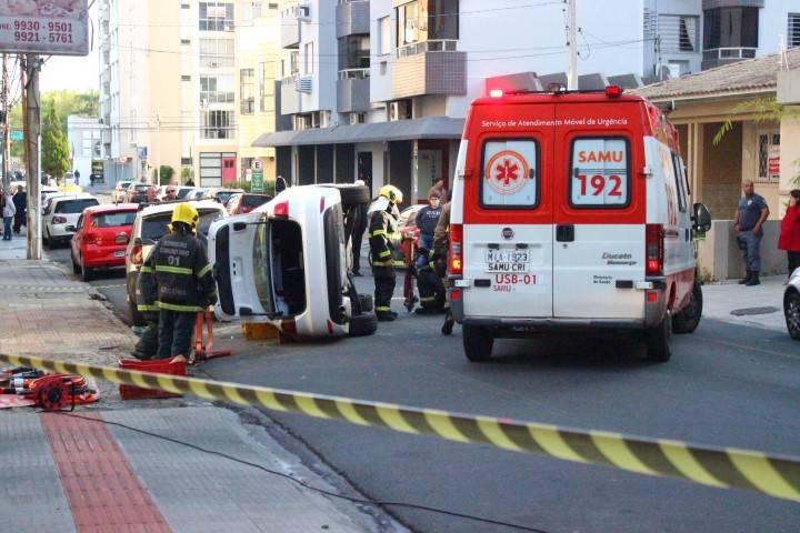 Motorista perde controle de veículo, bate em carros estacionados e tomba — foto 2