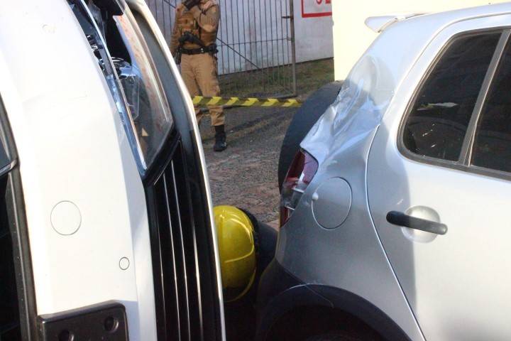 Motorista perde controle de veículo, bate em carros estacionados e tomba — foto 6