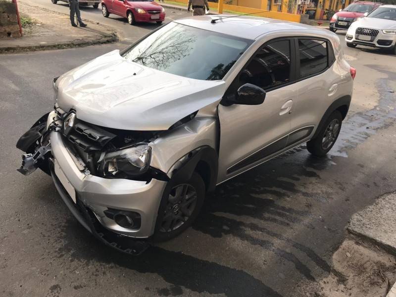 Colisão seguida de capotamento deixa uma pessoa ferida em Criciúma — foto 1