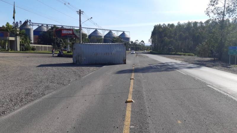 Container de 25 toneladas cai de caminhão na SC 447, no Meleiro — foto 1