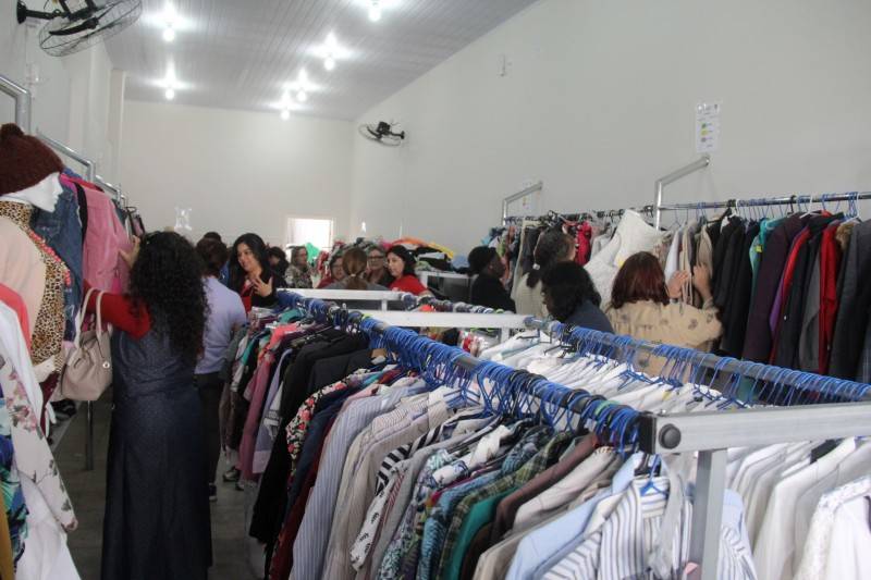 Centenas de pessoas passam no primeiro dia do Bazar da Afasc Solidária — foto 1