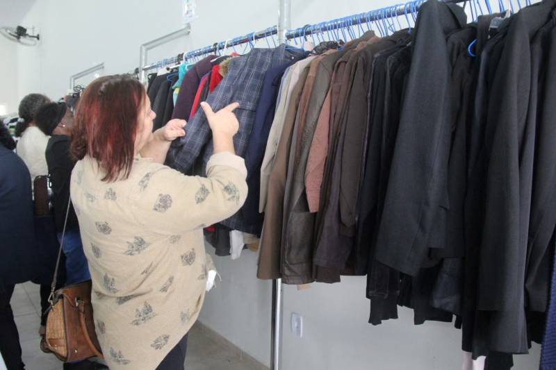 Centenas de pessoas passam no primeiro dia do Bazar da Afasc Solidária — foto 2