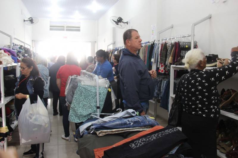 Centenas de pessoas passam no primeiro dia do Bazar da Afasc Solidária — foto 7