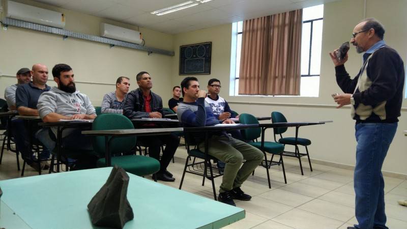 Sobram vagas de emprego por falta de qualificação técnica — foto 1