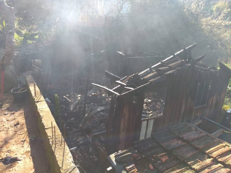 Casa de madeira pega fogo em Tubarão — foto 1