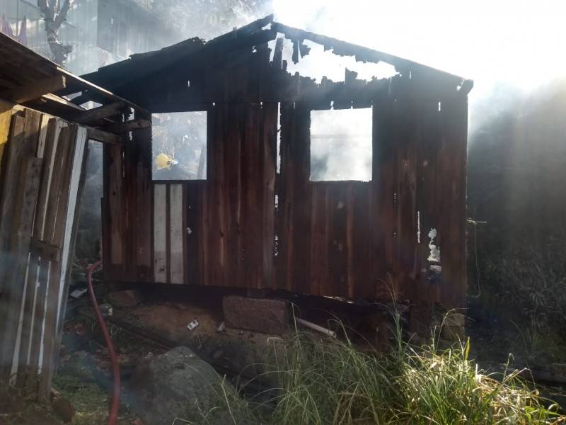 Casa de madeira pega fogo em Tubarão — foto 2