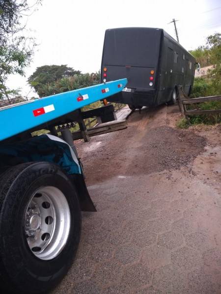 Ponte danificada após passagem de ônibus, será recuperada nesta semana — foto 1