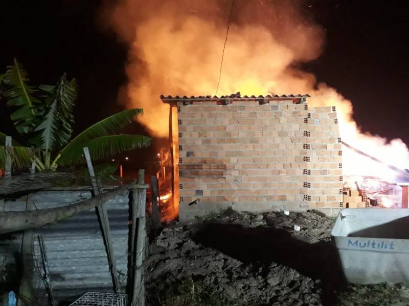 Incêndio destrói casa em Balneário Arroio do Silva — foto 1