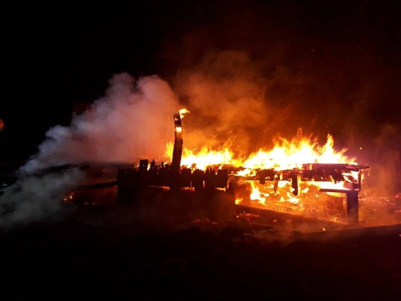 Incêndio destrói casa em Balneário Arroio do Silva — foto 2