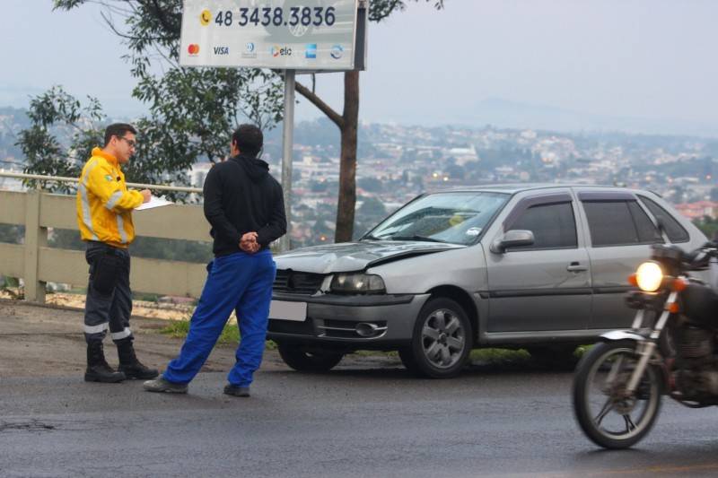 Acidente envolvendo três veículos é registrado na Luiz Lazzarin — foto 1