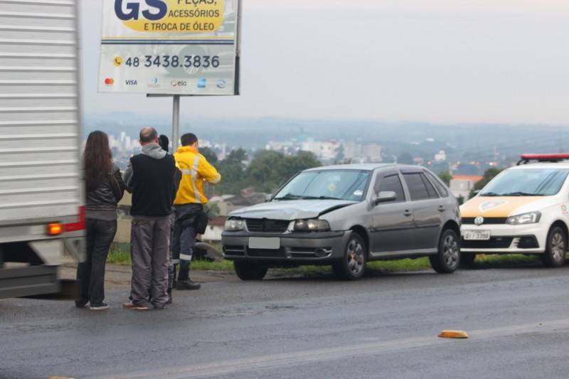 Acidente envolvendo três veículos é registrado na Luiz Lazzarin — foto 2