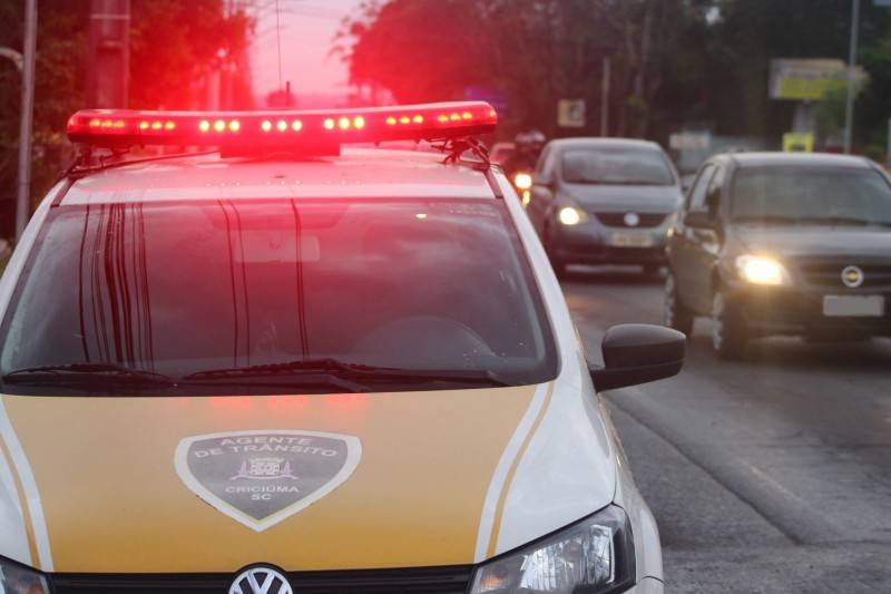 Acidente envolvendo três veículos é registrado na Luiz Lazzarin — foto 5
