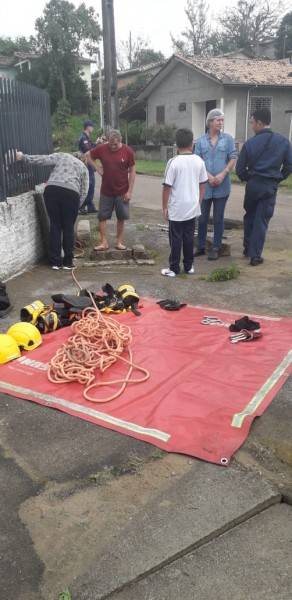 Bombeiros resgatam cachorra de bueiro em Criciúma — foto 2