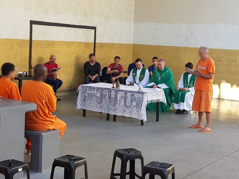 Bispo preside missa Dia dos Pais no Presídio Santa Augusta — foto 1